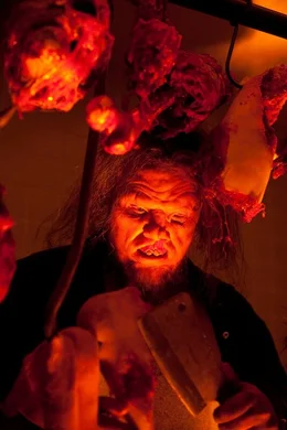 Als pl&ouml;tzlich eine Gruppe Jugendlicher in ihrem Haus sind, wissen die Kannibalen (hier: Scott Johnson) sofort etwas mit ihnen anzufangen ...