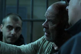 Hauptdarsteller Doug Bradley, M. w&auml;hrend der Dreharbeiten ...