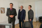 Richard Voss (Jan-Gregor Kremp, M.) und Tom Kupfer (Ludwig Blochberger, r.) befragen den Agenten des Streichquartetts Paul Winterberg (Tim Bergmann, l.). Richard Voss (Jan-Gregor Kremp, M.) und Tom Kupfer (Ludwig Blochberger, r.) befragen den Agenten des Streichquartetts Paul Winterberg (Tim Bergmann, l.).
