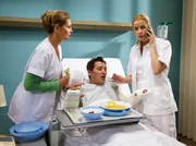 Verwaltungschefin Sarah Marquardt (Alexa Maria Surholt, rechts) ist mit einem au&szlig;ergew&ouml;hnlichen Vorschlag von einem Managementseminar zur&uuml;ckgekommen: Um die Aufgaben und Probleme des Pflegepersonals besser verstehen zu k&ouml;nnen, m&ouml;chte sie ein paar Tage als Lernschwester Sarah mitlaufen. Doch weder Schwester Yvonne (Maren Gilzer, links) noch die Patienten (Mario Rothe-Frese) sind von dieser Idee besonders begeistert.