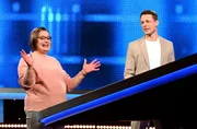 Moderator Alexander Bommes (r.) mit der Kandidatin Karen Sarrazin (l.).