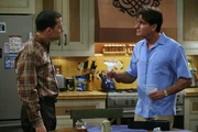 Alans (Jon Cryer, l.) Auto ist in der Werkstatt. Charlie (Charlie Sheen, r.) muss ihn zur Arbeit fahren und verliebt sich auf Anhieb in Alans attraktive Vorzimmerdame Melissa ...