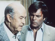 Edwards (Ray Milland, l.) und Jonathan (Robert Wagner, r.) planen, Jennifer aus der Gewalt des Entführers zu befreien. Edwards (Ray Milland, l.) und Jonathan (Robert Wagner, r.) planen, Jennifer aus der Gewalt des Entführers zu befreien.