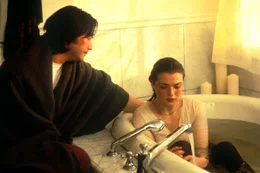 Das FBI verd&auml;chtigt Dr. Lily Sinclair (Rachel Weisz, r.) und den Maschinenbaustudenten Eddie Kasalivich (Keanu Reeves, l.) der Zerst&ouml;rung des Forschungslabors. Verzweifelt suchen die beiden nun die Auftraggeber des Anschlags ...
