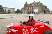 Die nahegelegene Metropole Dresden gilt zurecht als eine der schönsten Städte Deutschlands. Ramon Babazadeh erkundet sie bei einer Standrundfahrt in Miniflitzern – sogenannten Hot Rods.