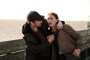 Auf einem Pier wird Ingrid (Emma Appleton) von Jake Seaton (Charles Furness) angegriffen.