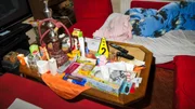 Wilfried und Angelika W. versuchen mit selbstgeschriebenen Zetteln ihrer Opfer die eigene Unschuld zu beweisen. Wilfried und Angelika W. versuchen mit selbstgeschriebenen Zetteln ihrer Opfer die eigene Unschuld zu beweisen.