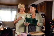 Klara (Wolke Hegenbarth, l.) bekommt von Helga Jarmurske (Karin Oehme, r.) wertvolle Hinweise.