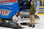 Der Tote ist Opfer einer Schlittschuh Kufe geworden. Wer wollte seinen Tod? Dr. Fuchs (Susu Padotzke, M.) sichert die Tatortspuren. (Christian Tramitz als Franz Hubert, r.)