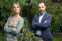 Die chaotische Romanautorin mit Schreibblockade Lissi (Esther Schweins) und der ordnungsliebende Bauleiter Kenan (Adnan Maral) leben Zaun an Zaun &ndash; und doch in verschiedenen Welten.