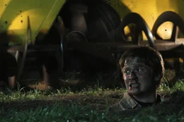 Ahnt, was seine kannibalistischen Widersacher mit ihm vorhaben: Billy (Simon Ginty) ...