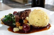 Der Hauptgang Ali Güngörmüs: Rehschulter mit Sellerie-Feldsalat-Gemüse und Griesknödel mit Marzipan und Sauerkirschfüllung.