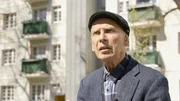 Architekturforscher und Autor Otto Kapfinger vor dem von Josef Frank entworfenen Winarsky-Hof in Wien.