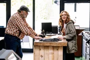 Vor genau einem Jahr kam der Mann von Maja Gerdes (Franziska Junge, r.) bei einem Schiffsunglück ums Leben. Zum Todestag richtet sein Geschäftspartner Stefan Ständler (Waldemar Kobus, l.) eine Gedenkfeier in seinem Grillfachmarkt aus. Doch dann der Schock: Majas Mann wird erschlagen in ihrem Garten gefunden.