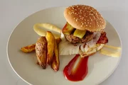 Hamburger mit selbstgemachter Majonäse und Kartoffelspalten. Hamburger mit selbstgemachter Majonäse und Kartoffelspalten.