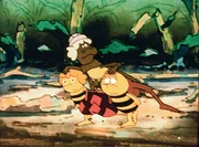 Die Beine wollen nicht mehr so richtig und Maja und Willie helfen der alten Heuschreckendame wieder Anschluß an ihre Gruppe zu finden. Die Beine wollen nicht mehr so richtig und Maja und Willie helfen der alten Heuschreckendame wieder Anschluß an ihre Gruppe zu finden.