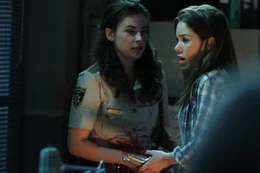 Gemeinsam wollen Sheriff Angela Carter (Camilla Arfwedson, l.) und Studentin Lita (Roxanne McKee, r.) den Kampf mit den Kannibalen aufnehmen. Nicht ahnend, was noch auf sie zukommen wird ...