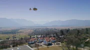 Der Hubschrauber auf Noteinsatz in die Berge.