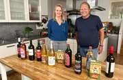 Verbraucherschützerin Katja Tölle (l) erläutert Björn Freitag auf was man achten kann, wenn man Glühwein kauft. Verbraucherschützerin Katja Tölle (l) erläutert Björn Freitag auf was man achten kann, wenn man Glühwein kauft.
