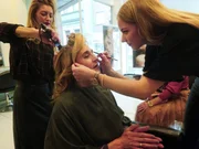 V.l.: Stylistin, Kandidatin Tina und Visagistin V.l.: Stylistin, Kandidatin Tina und Visagistin