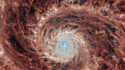 Die Galaxie M51 wird hier vom Mittelinfrarot-Instrument (MIRI) des James-Webb-Teleskops aufgenommen. Man nimmt an, dass die Schwerkraft ihrer Nachbargalaxie, der Zwerggalaxie NGC 5195, teilweise f&uuml;r diese markanten und ausgepr&auml;gten Spiralarme verantwortlich ist.