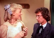 Die schwangere Nellie (Alison Arngrim, l.) schlingt Essiggurken und Sahneeis in sich hinein. Ihr Mann Percival (Steve Tracy, r.) f&uuml;rchtet sehr, dass seine Frau so dick wie ihre Mutter wird.