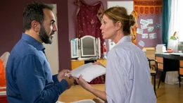 Sein Projektmanagement vom Bau hilft auch beim Romane schreiben: Kenan (Adnan Maral) und Lissi (Esther Schweins) werden ein Team.