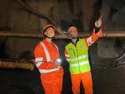 Was tun, wenn der Berg rutscht? Im Kanton Graubünden versucht man unterirdisch mit Einsatz großer Technik, die Rutschung zu verlangsamen. Jasmina Neudecker lässt sich von einem Experten erläutern, wie das gelingen soll.