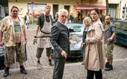 Immobilienhai Dwigs (Henry H&uuml;bchen, 3.v.l.), seine Frau Jeanette (Bettina Lamprecht, 2.v.r.) und seine Schl&auml;gertruppe, bestehend aus "der Dicke" (Daniel Zillmann, l.), der Gro&szlig;e (Fred Aaron Blake, 2.v.l.), "die mit den Haaren" (Janina Agnes Schr&ouml;der, 3.v.r.) und "der Kleine" (Moritz Katzmair, r.), r&uuml;sten sich zum Angriff auf den Kreuzberger Kiez.