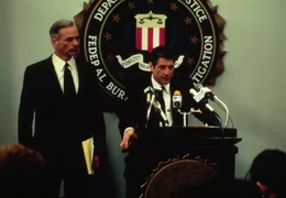 Ed Rafferty (Chelcie Ross) und FBI Agent Leon Ford (Fred Ward)