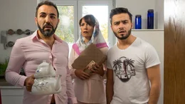 Can (Aram Arami, re.) m&ouml;chte seinen verwitweten Vater Kenan (Adnan Maral) gerne mit G&uuml;l (Berivan Kaya), eine alleinstehende Frau aus der t&uuml;rkischen Gemeinde, verkuppeln.