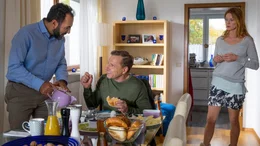 Lissis (Esther Schweins) Ex-Mann und Lektor Wolfgang (Richy M&uuml;ller) merkt, dass zwischen seiner "Ex" und dem spie&szlig;igen Nachbar Kenan (Adnan Maral) etwas l&auml;uft.