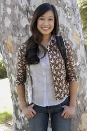 An der Universität in Grandview passieren seltsame Dinge. Noch weiß Jenna (Camille Chen) nicht, dass sie das nächste Opfer sein wird ...