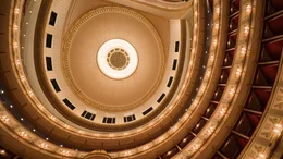 Staatsoper, Deckenluster von unten.