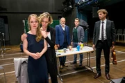 Hauptkommissar Richard Voss (Jan-Gregor Kremp, M.) und Tom Kupfer (Ludwig Blochberger, 2.v.r.) befragen die Mitglieder des Streichquartetts Nina Keppler (Odine Johne, l.), Lilli Stolz (Stephanie Japp, 2.v.l.) und Oskar Bachmann (Thomas Unger, r.). Vor allem Nina Keppler ist vom Tod des Violinisten besonders betroffen, während die anderen sich in Schweigen hüllen. Hauptkommissar Richard Voss (Jan-Gregor Kremp, M.) und Tom Kupfer (Ludwig Blochberger, 2.v.r.) befragen die Mitglieder des Streichquartetts Nina Keppler (Odine Johne, l.), Lilli Stolz (Stephanie Japp, 2.v.l.) und Oskar Bachmann (Thomas Unger, r.). Vor allem Nina Keppler ist vom Tod des Violinisten besonders betroffen, während die anderen sich in Schweigen hüllen.