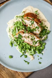 In dieser Folge zeigt Hüttenwirt Michael Kreck aus der Nähe von Oberstdorf seine Käsespätzle. Aus dem Allgäuer Wirtshausklassiker macht Vroni Rote-Bete-Spätzle mit Birnen und Blauschimmelkäse. Als Variante mit Fleisch gibt es Spinat-Spätzle mit gefülltem Hähnchenschnitzel (im Bild).