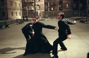 Gelingt es Neo (Keanu Reeves, M.), die sich st&auml;ndig duplizierenden Agenten 'Mr. Smith' (Hugo Weaving) zu bek&auml;mpfen?