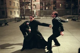 Gelingt es Neo (Keanu Reeves, M.), die sich st&auml;ndig duplizierenden Agenten 'Mr. Smith' (Hugo Weaving) zu bek&auml;mpfen?