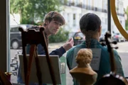 Jake (Jude Powell) glaubt, dass Münzhändler Hammond ihn und Stacey (Emma McDonald) übers Ohr gehauen hat und die Münze viel mehr wert sei als die paar hundert Pfund, die sie von ihm dafür bekommen haben.