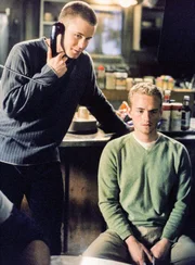 Francis (Christopher Masterson, re.) ist fassungslos angesichts dessen, was Eric (Eric Nenninger) am Telefon sagt.