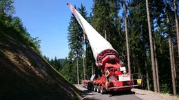 Ein Rotorblatt f&uuml;r eine Windkraftanlage muss auf einen Berg im Schwarzwald transportiert werden. Das Problem: Das Rotorblatt ist mit 46 Metern zu lang f&uuml;r die engen Kurven und Ortsdurchfahrten.