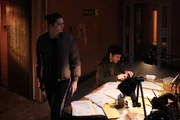 Ingrid (Emma Appleton) und John (Colin Morgan) sind gemeinsam in ein verlassenes Hotel eingedrungen, um Beweise zu suchen. Ingrid (Emma Appleton) und John (Colin Morgan) sind gemeinsam in ein verlassenes Hotel eingedrungen, um Beweise zu suchen.