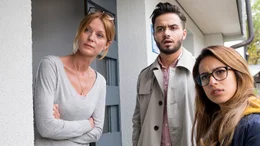 Eigentlich wollen Aysel (Gizem Emre, re.) und Can (Aram Arami) zu ihrem Vater und wundern sich, dass Nachbarin Lissi (Esther Schweins) die T&uuml;re &ouml;ffnet.