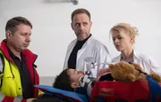 Anton Herzog wird nach einem Verkehrsunfall schwerverletzt in die Sachsenklinik eingeliefert. Dr. Ina Schulte und Dr. Kai Hoffmann nehmen ihn auf.