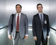 W&auml;hrend Tony (Michael Weatherly, l.) ohne seine Marke in Zivil ermittelt, rettet Parsons (Colin Hanks, r.) Gibbs in letzter Minute das Leben ...