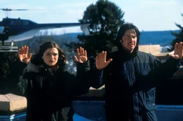 Seit Lily (Rachel Weisz, li.) und Eddie (Keanu Reeves, re.) einem hochbrisanten Komplott auf der Spur sind, ist ihr Leben keinen Pfifferling mehr wert ...