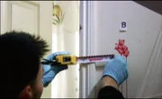 Die Forensiker müssen die Blutspuren in Tammys Wohnung genau untersuchen, um einen möglichen Tathergang rekonstruieren zu könne. Die Forensiker müssen die Blutspuren in Tammys Wohnung genau untersuchen, um einen möglichen Tathergang rekonstruieren zu könne.