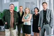 Die Rosenheim-Cops Korbinian Hofer (Joseph Hannesschl&auml;ger, l.), Sven Hansen (Igor Jeftic, r.), Michi Mohr (Max M&uuml;ller, 2.v.l.) und ihre Kolleginnen Patricia Ortmann (Diana Staehly, 3.v.l.) und Miriam Stockl (Marisa Burger, 2.v.r.).