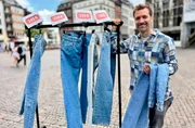 Egal ob von Erfinder Levi's; C&A oder H&M: Die Jeans ist aus unseren Kleiderschränken nicht mehr wegzudenken. Knapp sieben Jeanshosen besitzt jeder in Deutschland im Schnitt. Welche Qualitätsunterschiede gibt es zwischen Marken und Eigenmarken und wie sehen die Produktionsbedingungen aus? Reporter Daniel Aßmann begibt sich auf Spurensuche. Im Labor lässt er die Qualität von vier Hosen untersuchen. Ob die 145 Euro Jeans besser abschneidet als die für 30 Euro?