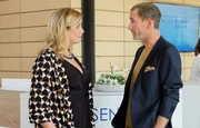 Sarah Marquardt (Alexa Maria Surholt) und Richard Noll (Heikko Deutschmann) sind überrascht, wie professionell Vera Bader mit der heiklen Situation umgeht. Richard hatte Vera mit Sarah betrogen. Die kurze Affäre dauerte nicht lange, doch als sie sich jetzt wiederbegegnen, merken beide, wie stark ihre Gefühle füreinander noch sind. Sarah Marquardt (Alexa Maria Surholt) und Richard Noll (Heikko Deutschmann) sind überrascht, wie professionell Vera Bader mit der heiklen Situation umgeht. Richard hatte Vera mit Sarah betrogen. Die kurze Affäre dauerte nicht lange, doch als sie sich jetzt wiederbegegnen, merken beide, wie stark ihre Gefühle füreinander noch sind.